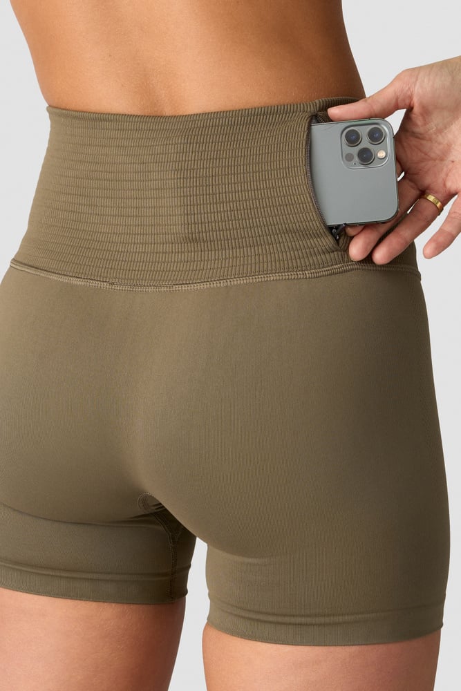 define seamless pocket shorts wmn dark sand